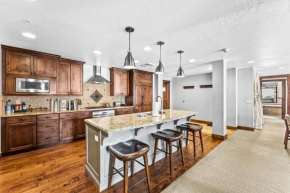 Ski-In & Out at Canyons, Pet-Friendly, Cozy Fireplace, Sleeps 10